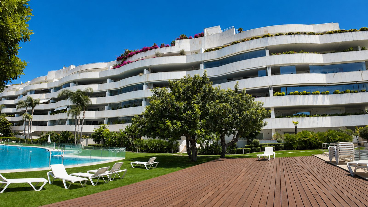 Piso de 4 dormitorios con piscina en Málaga – Foto 2