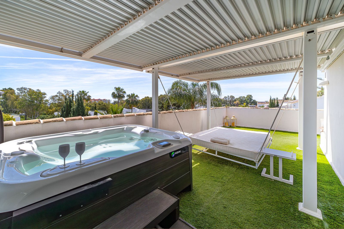 4 Bedroom Villa in Estepona - Photo 27