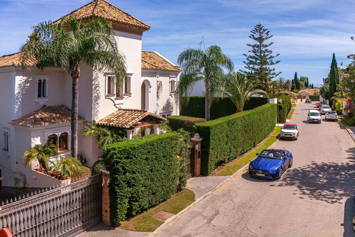 4 Bedroom Villa in Estepona - Photo 3