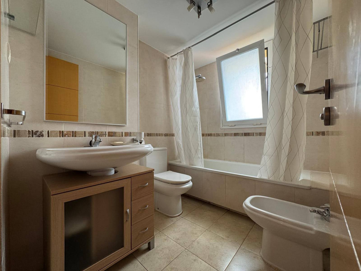 4 Bedroom Penthouse in Torremolinos - Photo 22