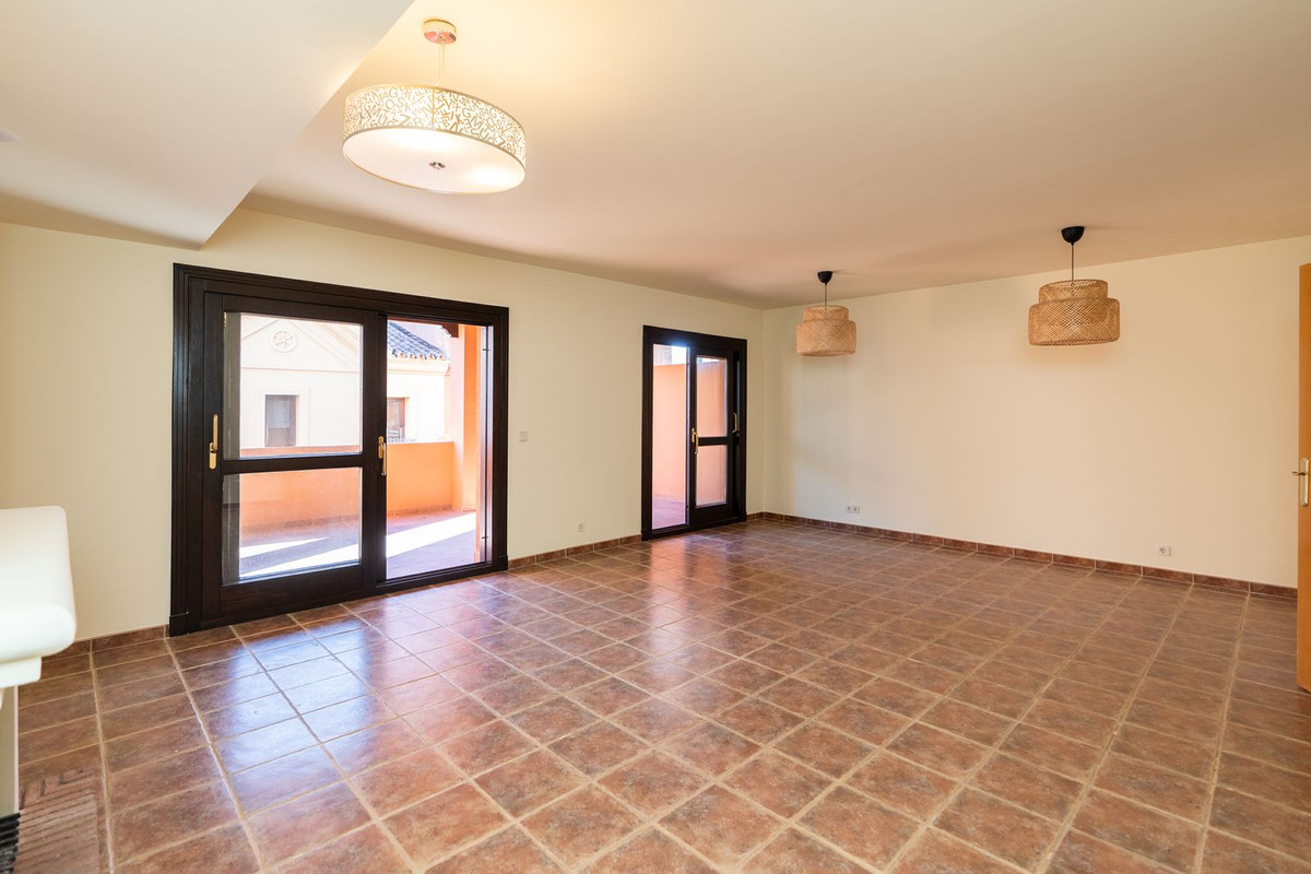 4 Bedroom Townhouse in Estepona - Photo 9