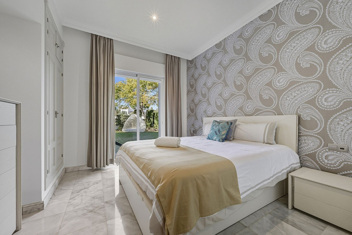 5 Bedroom Villa in San Pedro de Alcántara - Photo 23