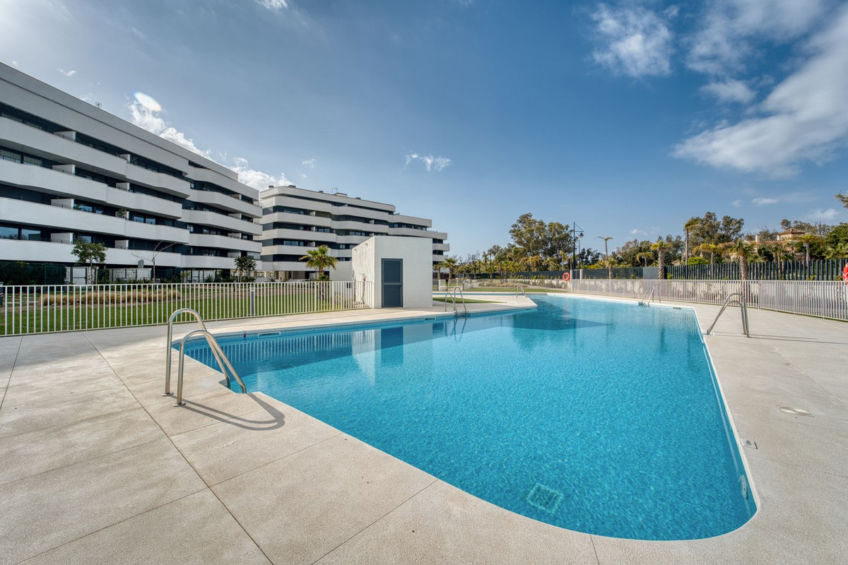 2 Bedroom Apartment in Torremolinos - Photo 5