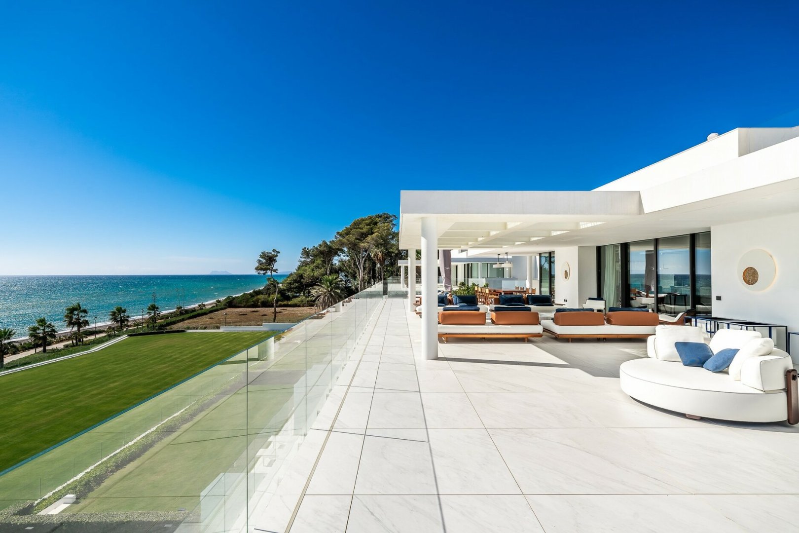4 Bedroom Apartment in Estepona - Photo 25