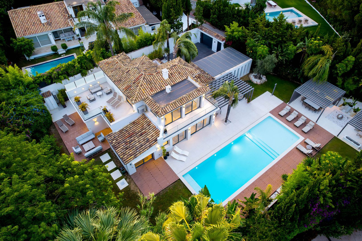 4 Bedroom Villa in Marbella - Photo 6