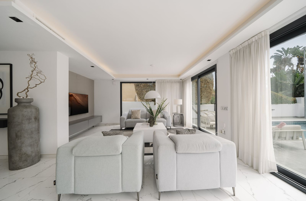 4 Bedroom Villa in Marbella - Photo 10