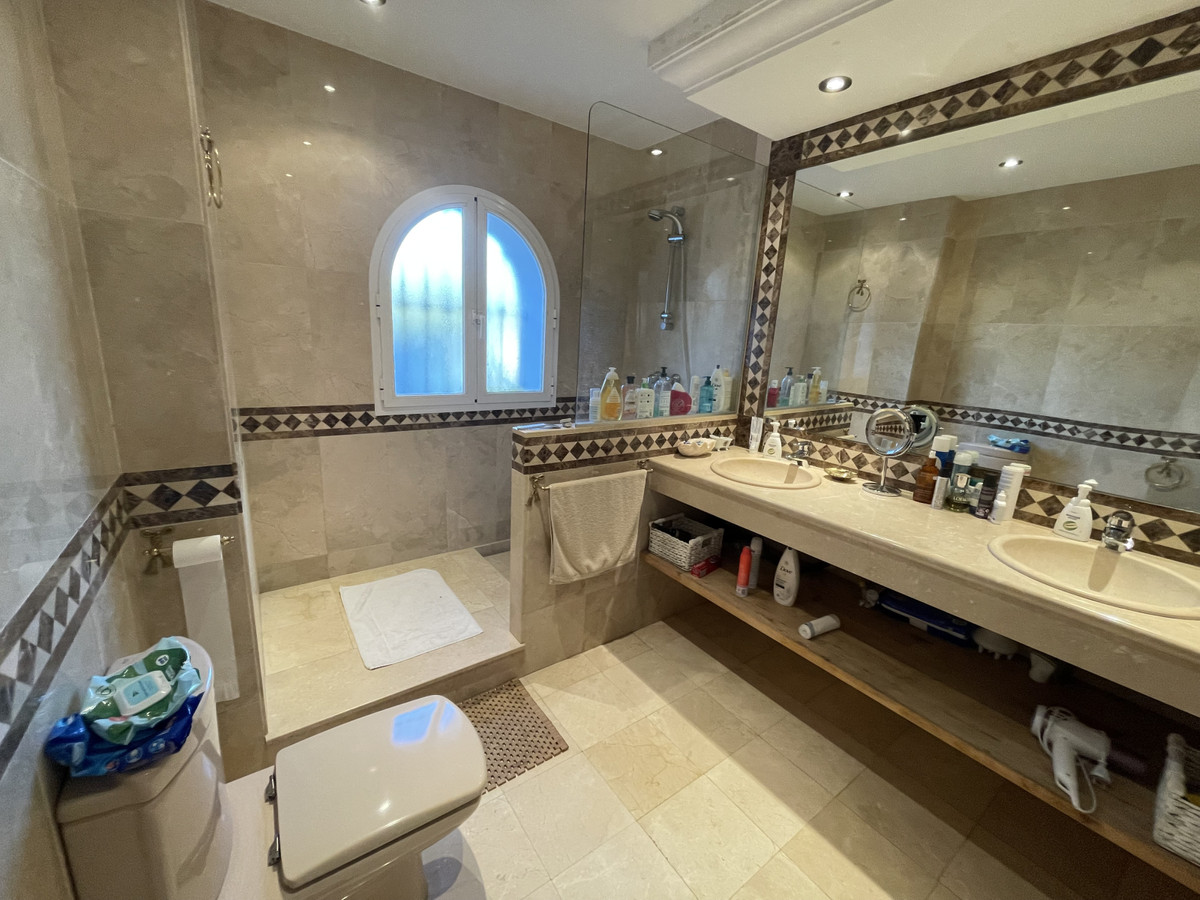 4 Bedroom Villa in Marbella - Photo 49