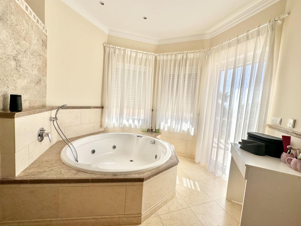6 Bedroom Villa in Marbella - Photo 38