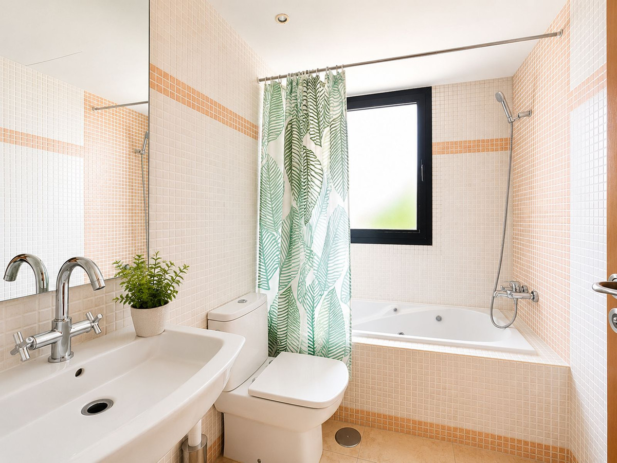 2 Bedroom Apartment in Estepona - Photo 20