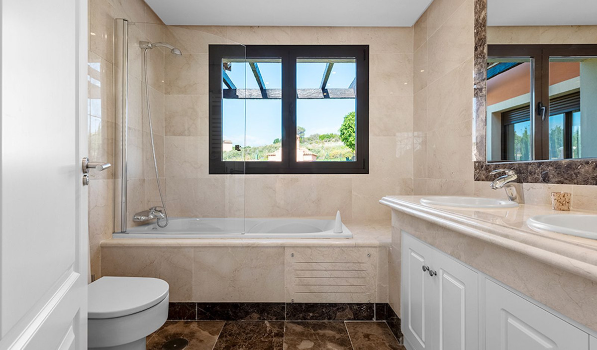 4 Bedroom Villa in Estepona - Photo 8