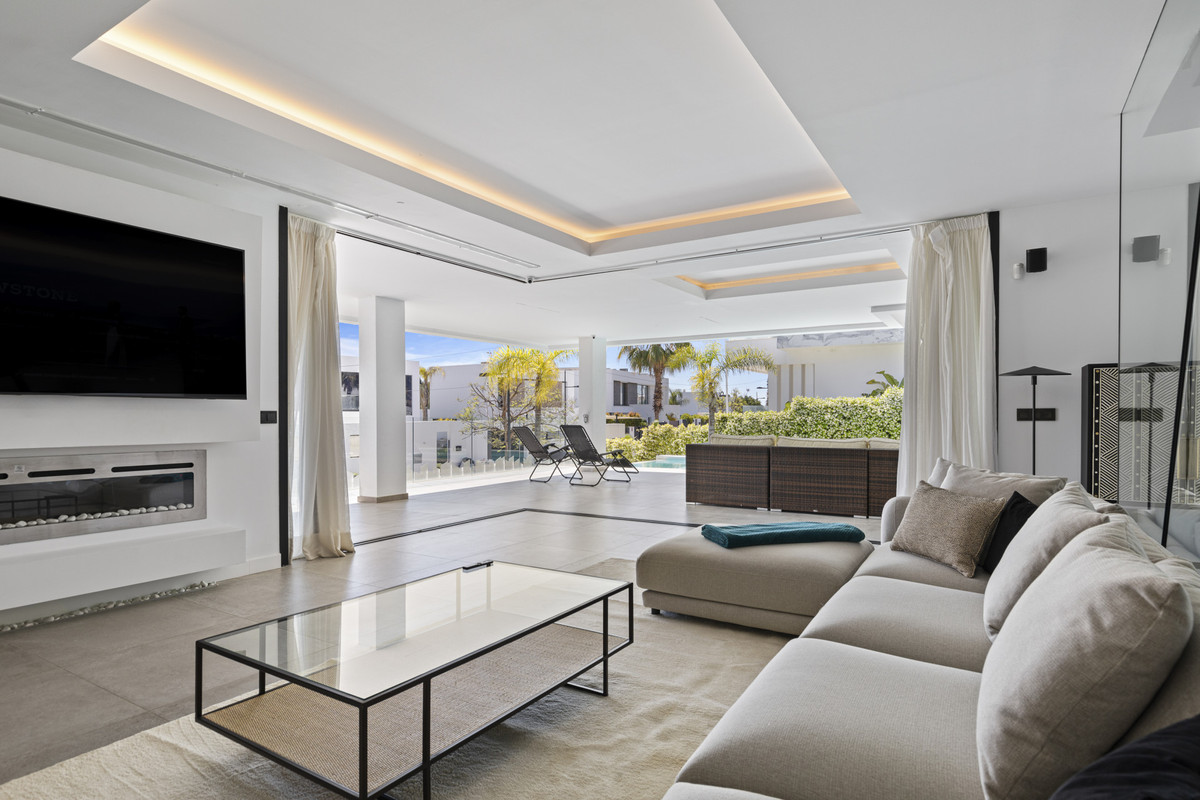 4 Bedroom Villa in Estepona - Photo 20