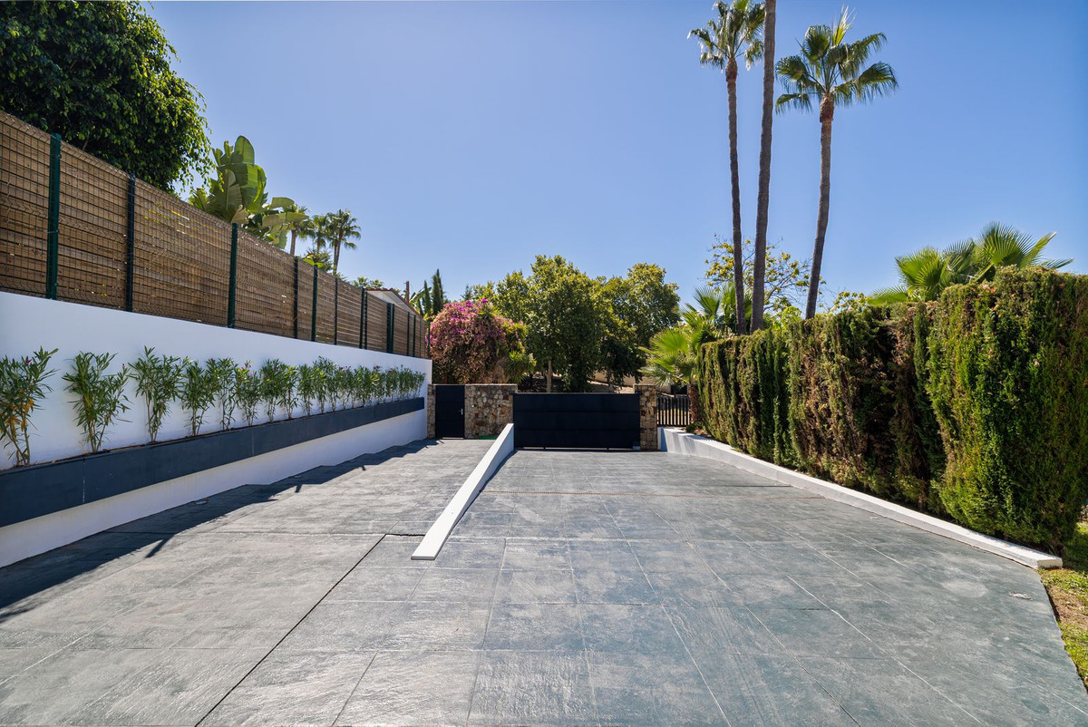 4 Bedroom Villa in San Pedro de Alcántara - Photo 42
