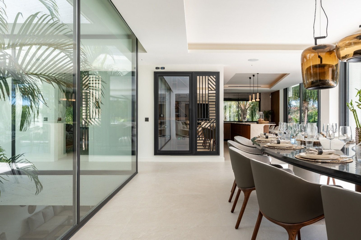 5 Bedroom Villa in Marbella - Photo 7