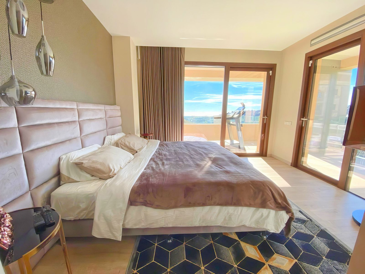 4 Bedroom Apartment in Benahavís - Photo 16