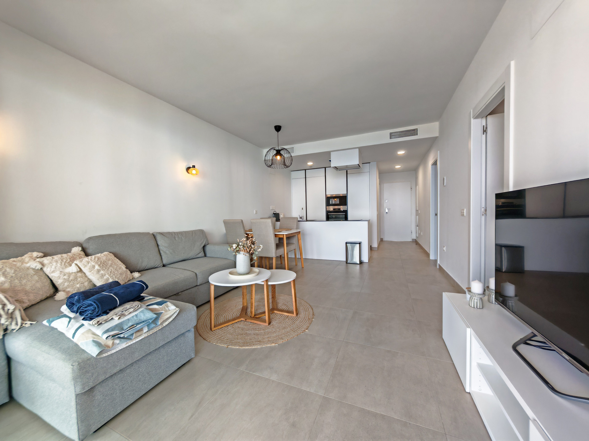 2 Bedroom Apartment in Benalmádena - Photo 7