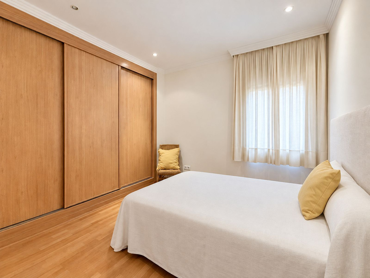 4 Bedroom Apartment in Estepona - Photo 16