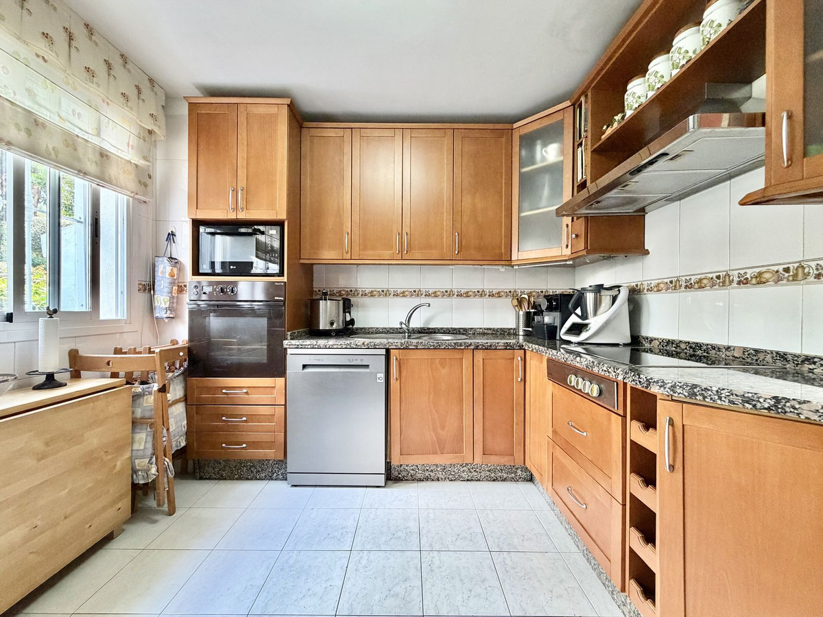 4 Bedroom Apartment in Marbella - Photo 4