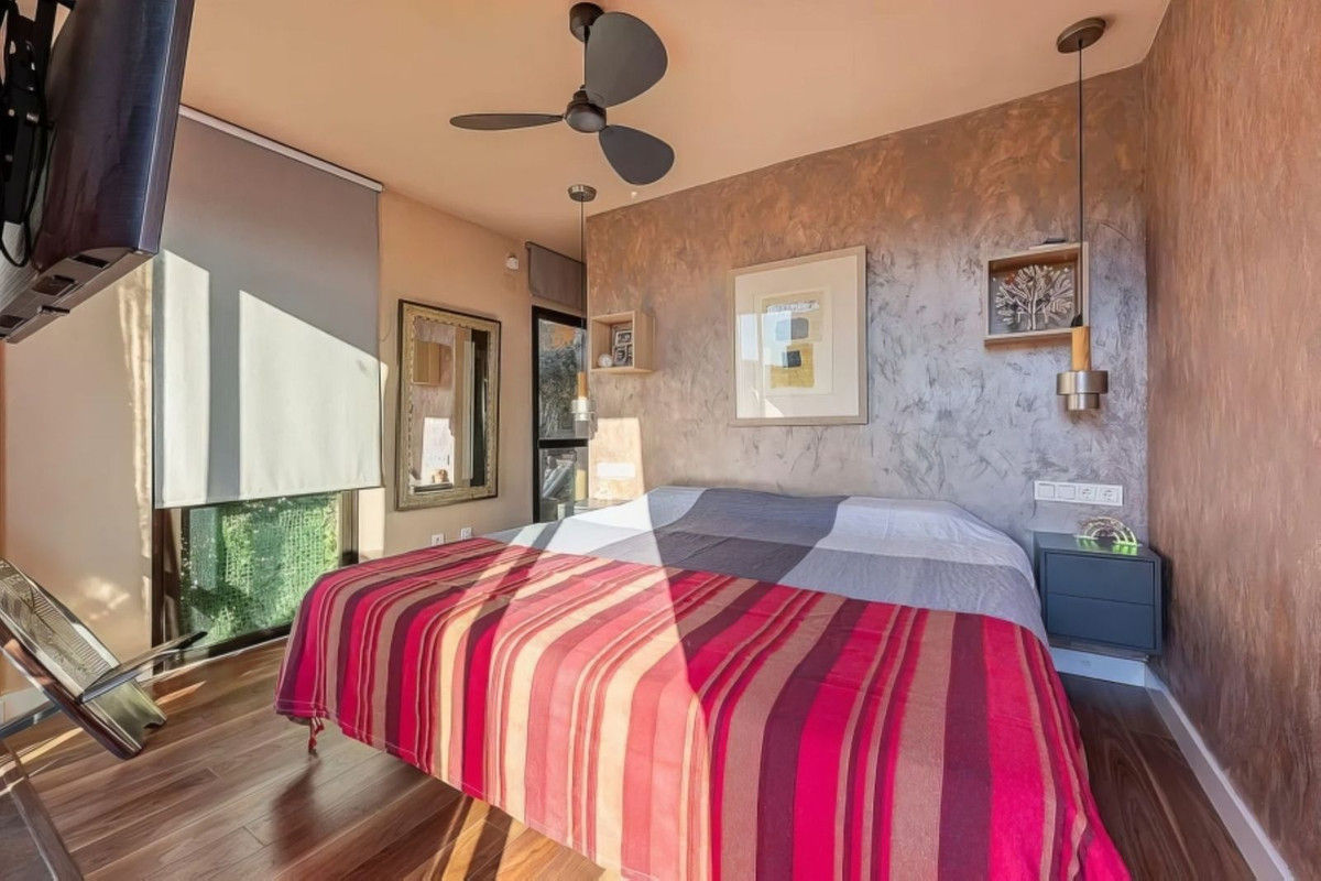 3 Bedroom Penthouse in Estepona - Photo 10