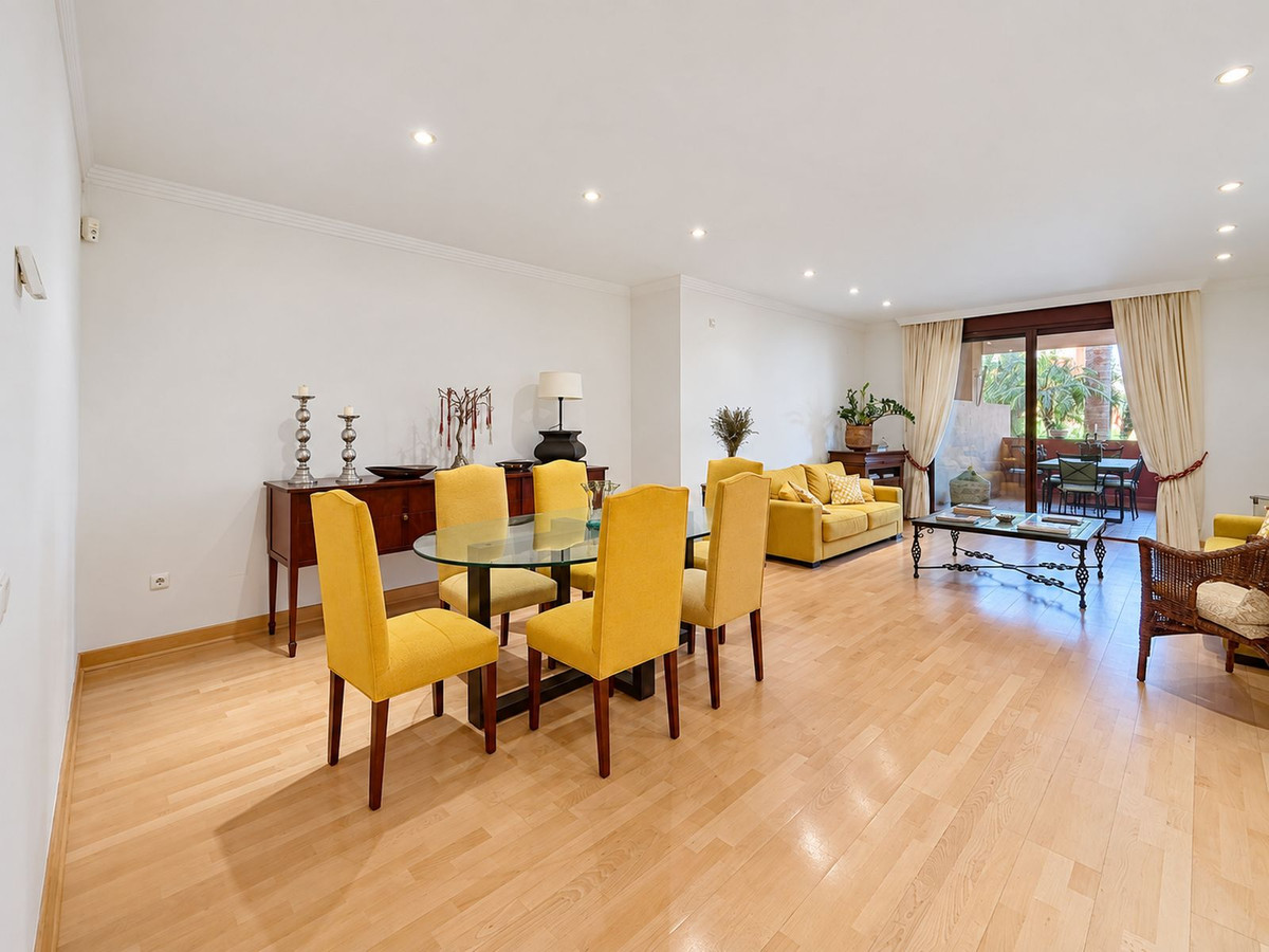 4 Bedroom Apartment in Estepona - Photo 5