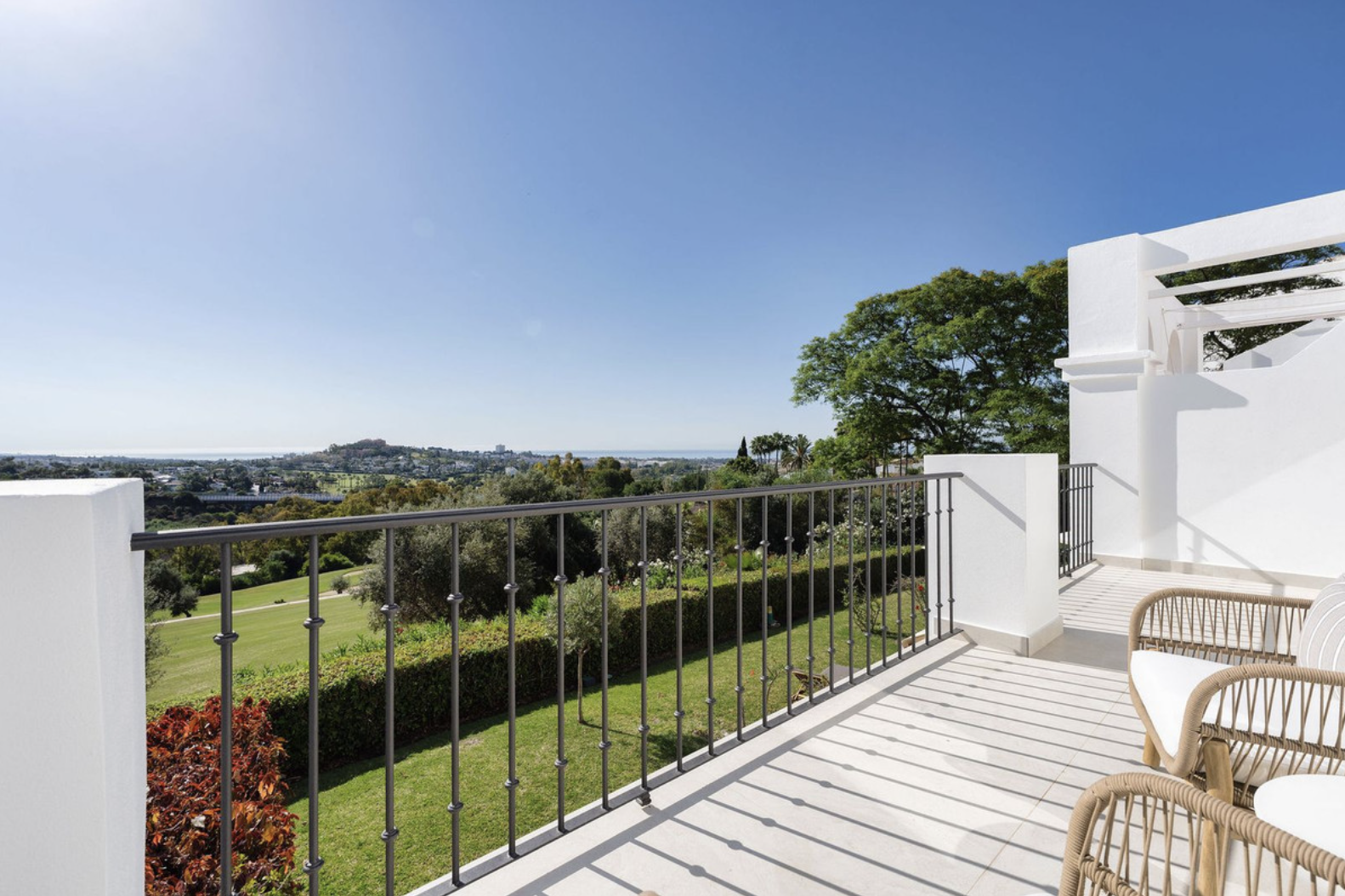 4 Bedroom Townhouse in Benahavís - Photo 32
