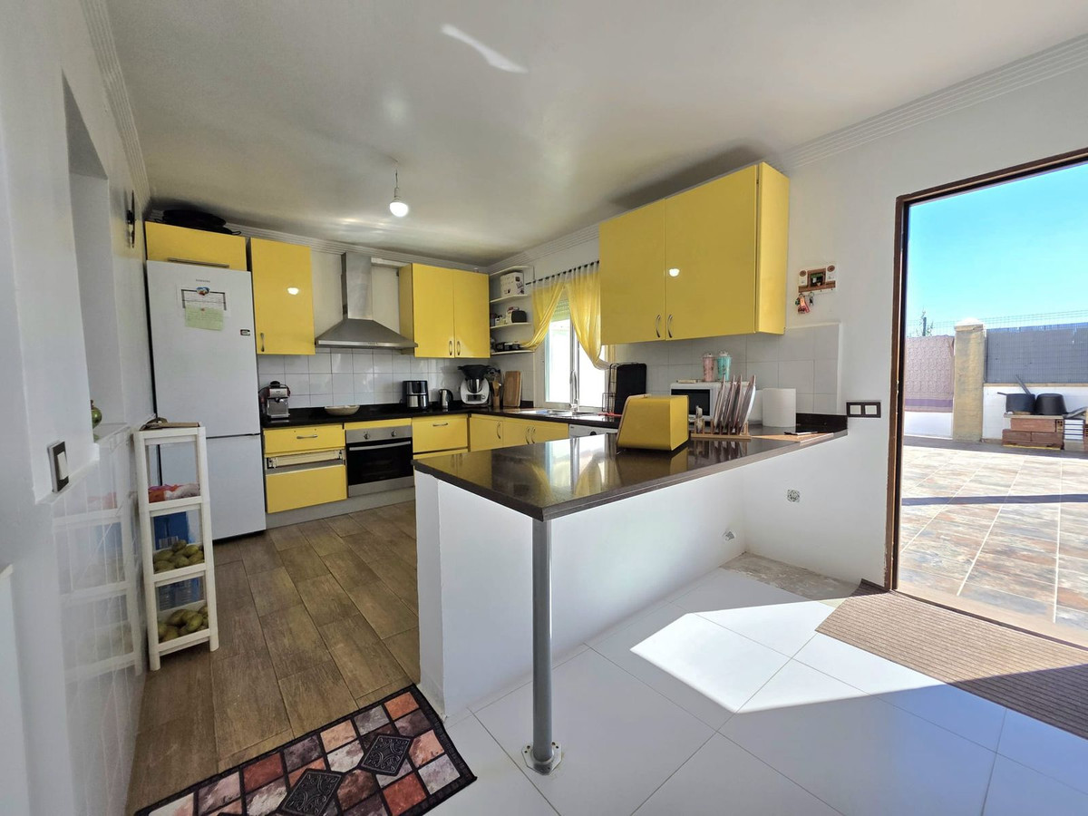 3 Bedroom Townhouse in Estepona - Photo 7