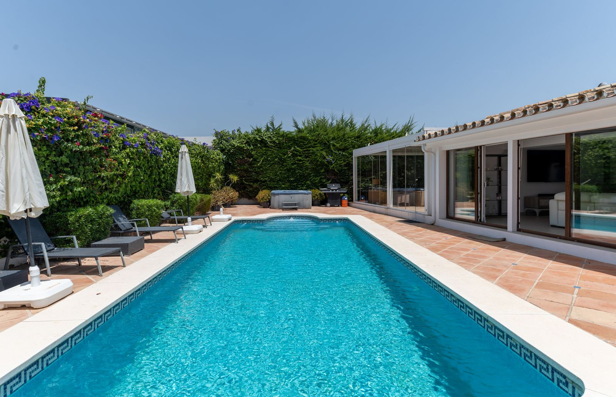 8 Bedroom Villa in San Pedro de Alcántara - Photo 16