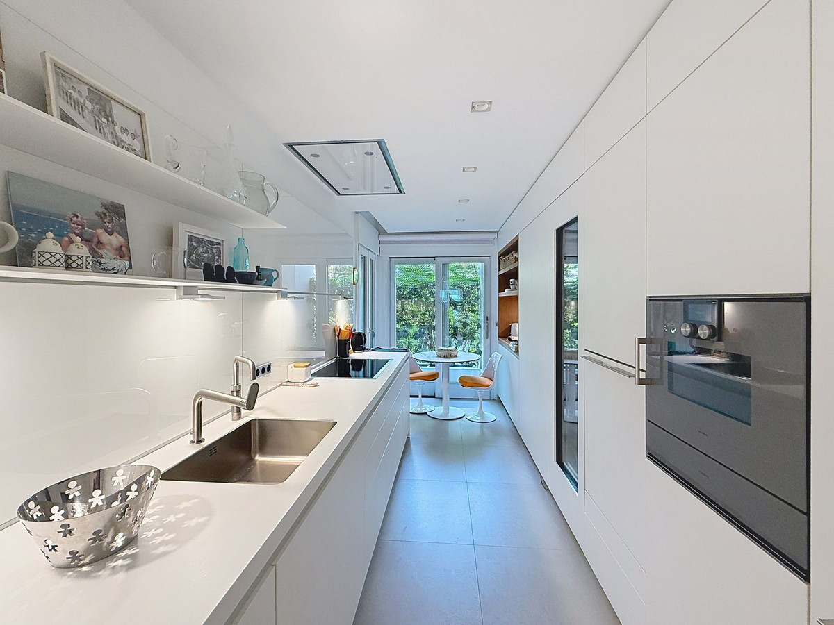2 Bedroom Apartment in Estepona - Photo 5