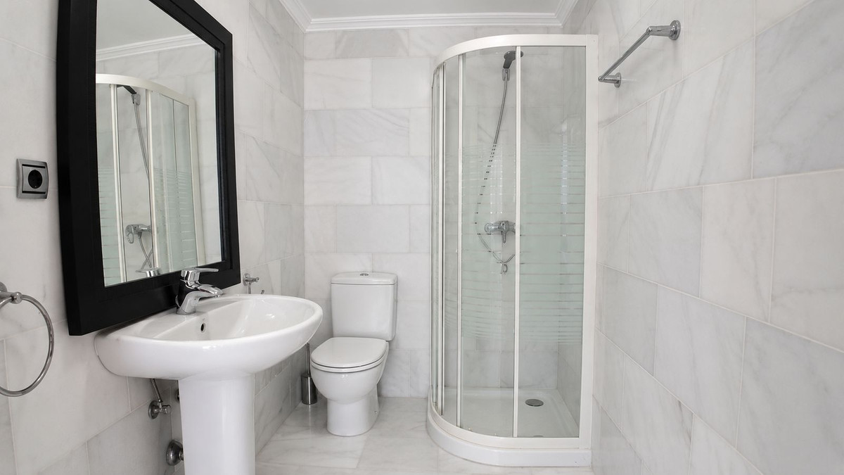 Piso de 4 dormitorios con piscina en Málaga – Foto 23