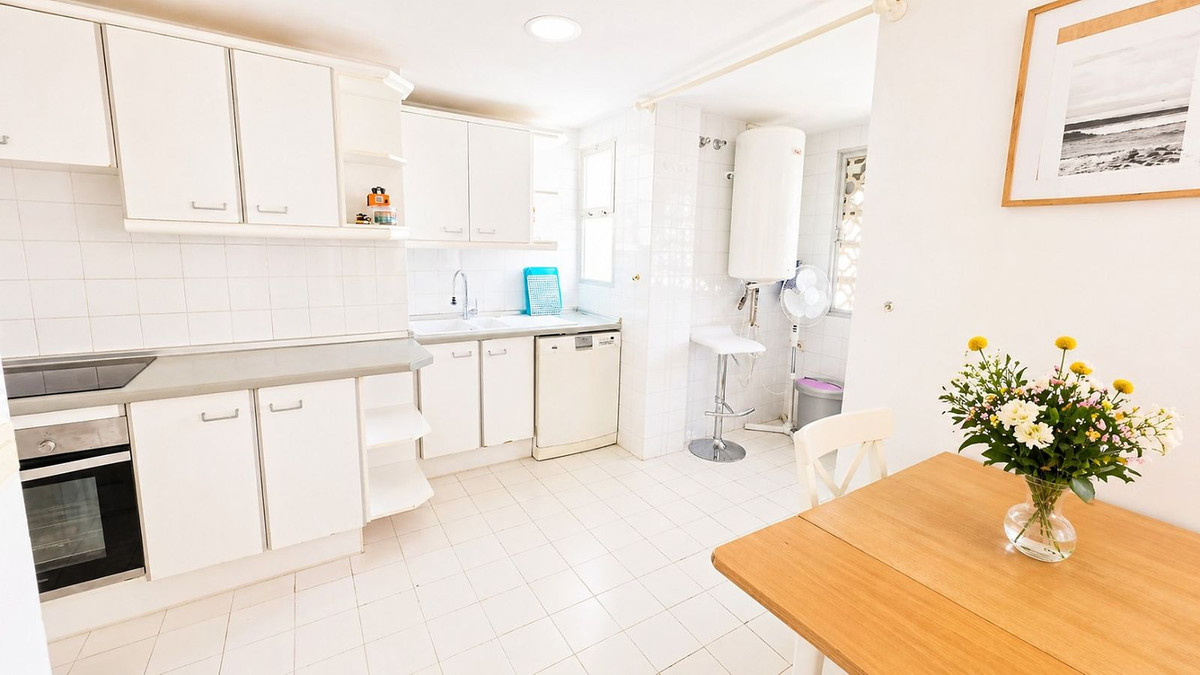 2 Bedroom Apartment in Estepona - Photo 28