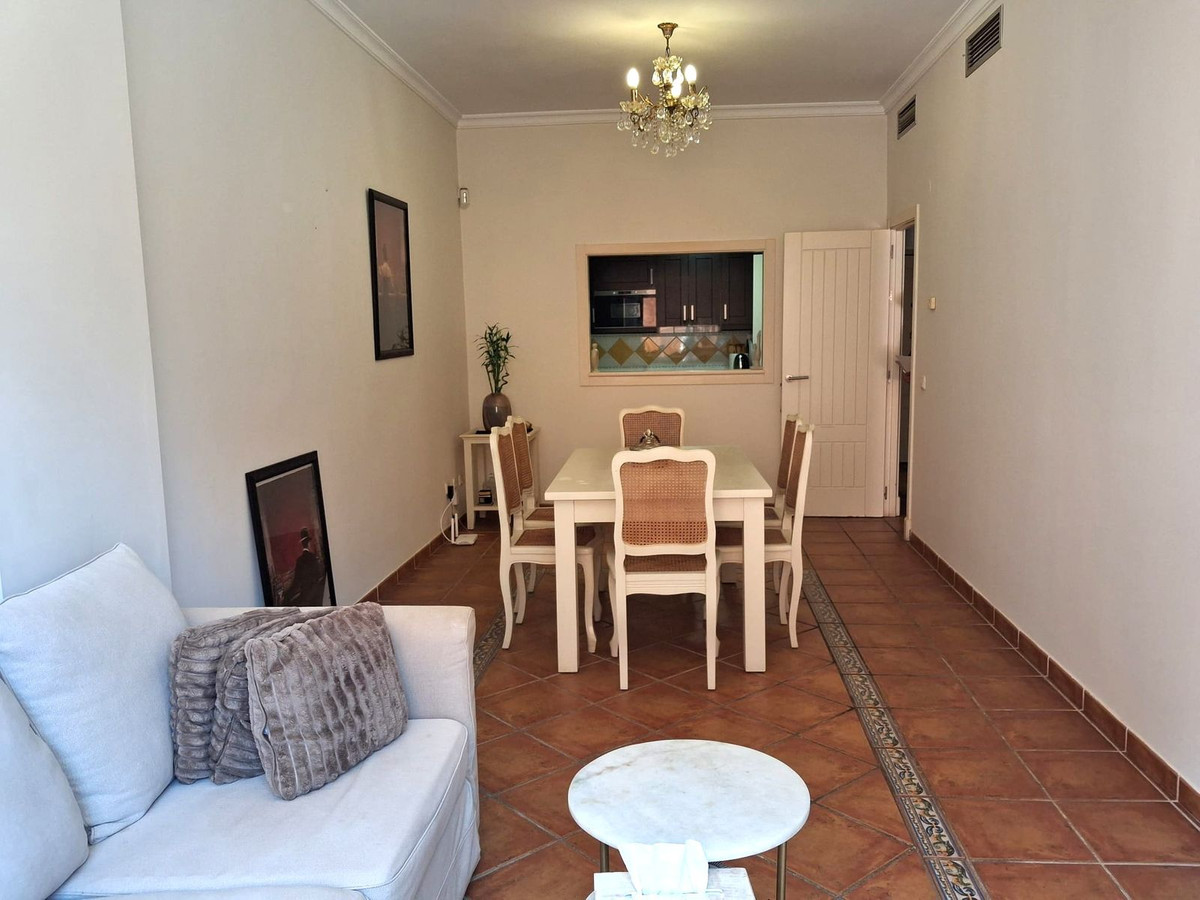 1 Bedroom Apartment in Benahavís - Photo 9