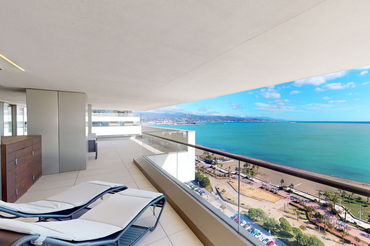 4 Bedroom Apartment in Málaga - Photo 2