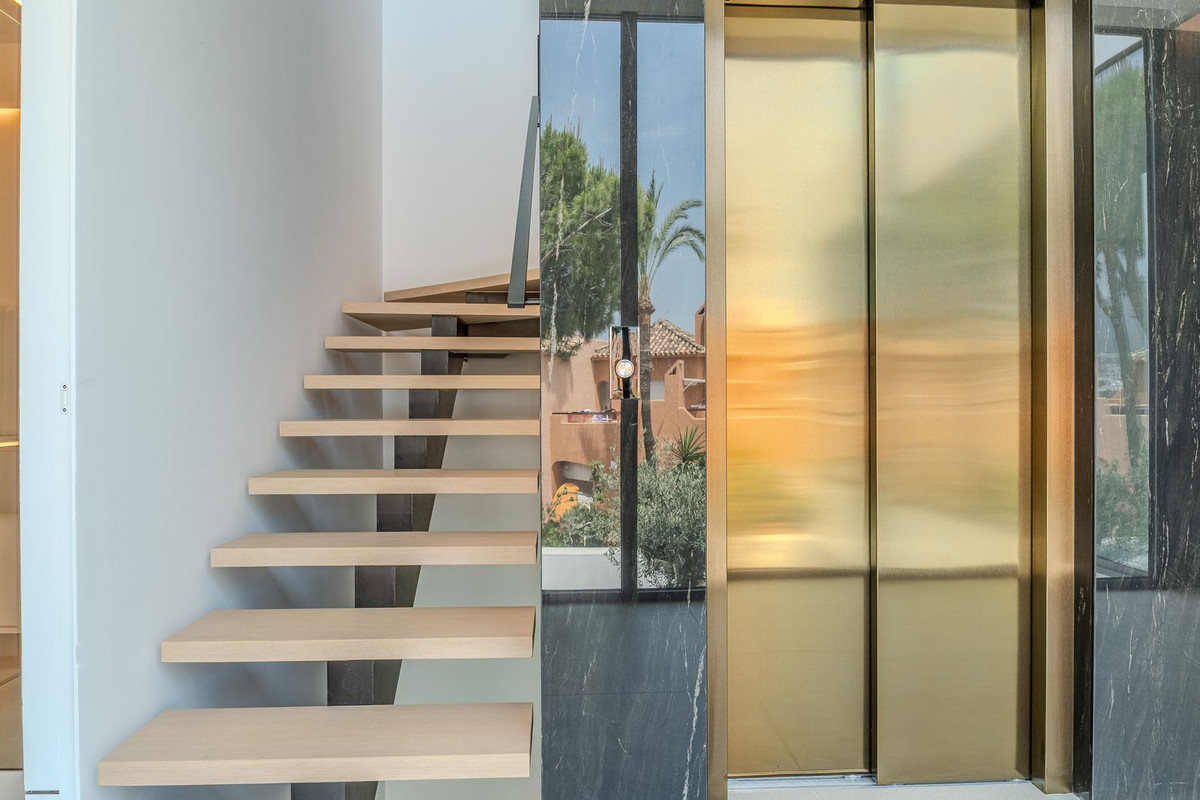 4 Bedroom Villa in Marbella - Photo 52