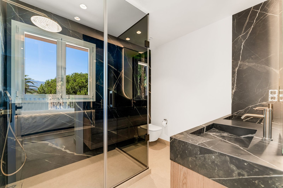 4 Bedroom Townhouse in Estepona - Photo 13