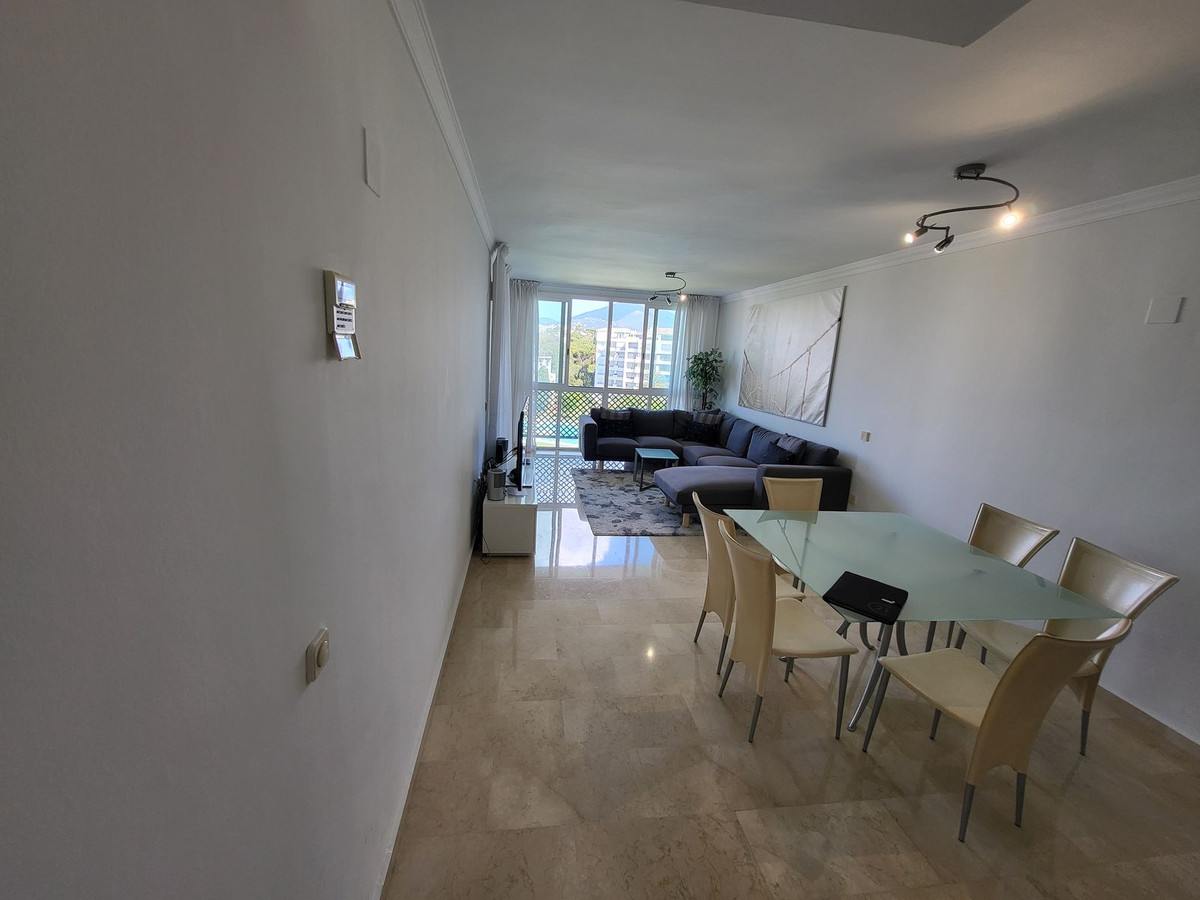 Piso de 4 dormitorios con piscina en Málaga – Foto 12