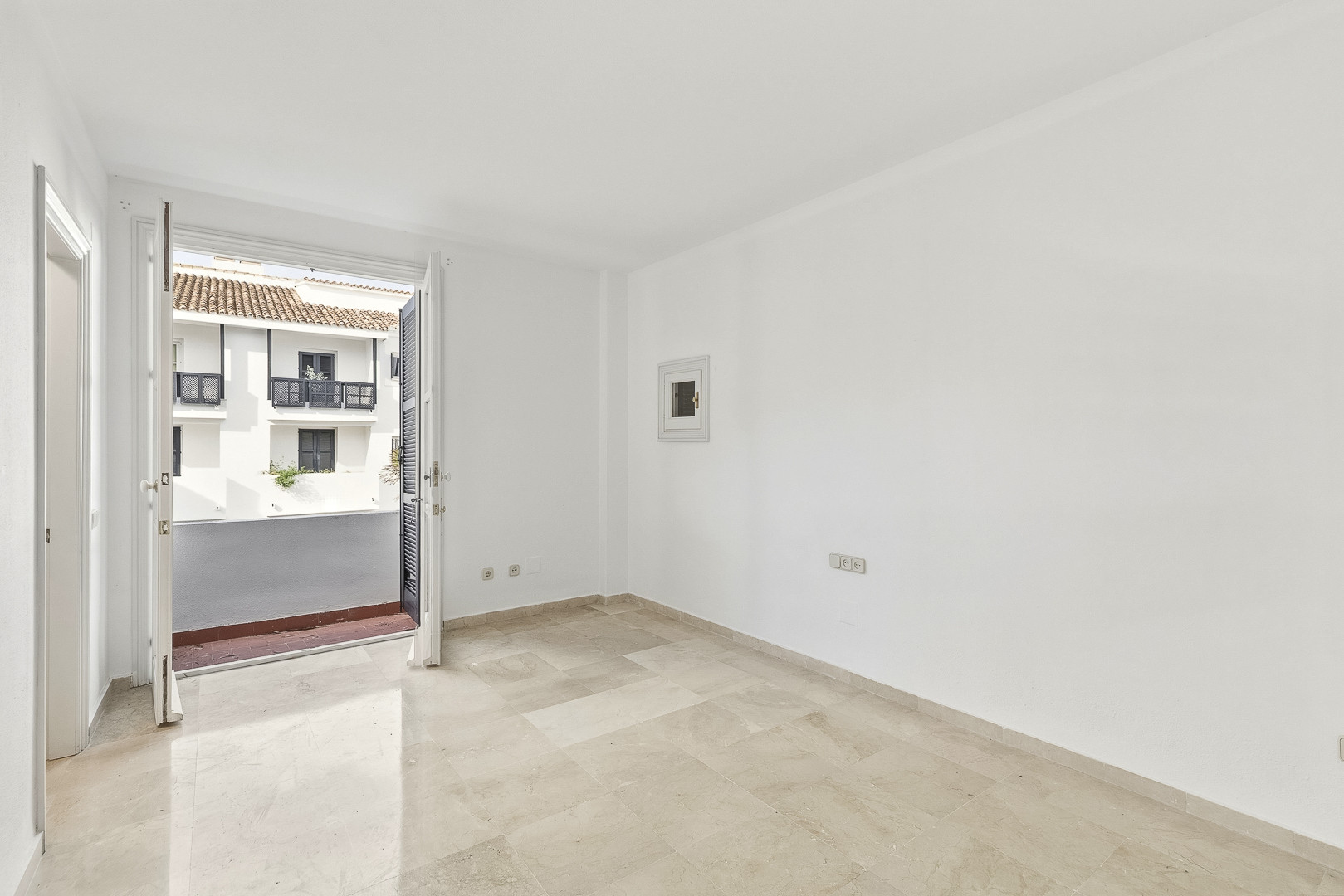 3 Bedroom Apartment in Marbella - Photo 10