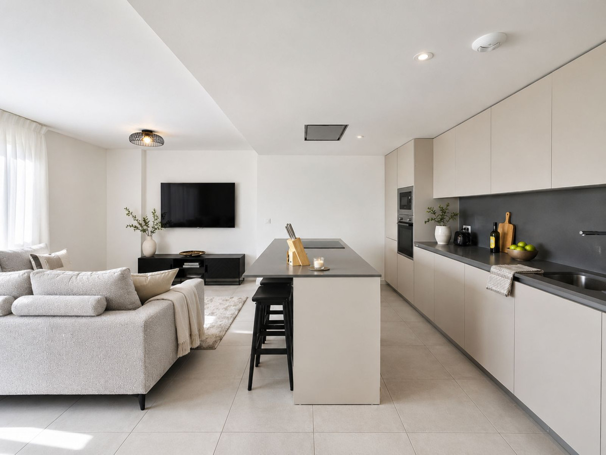 3 Bedroom Apartment in Estepona - Photo 3