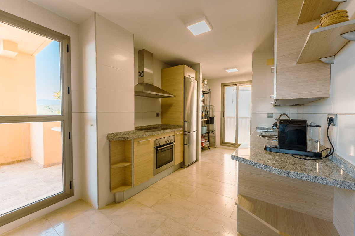 2 Bedroom Apartment in Estepona - Photo 10