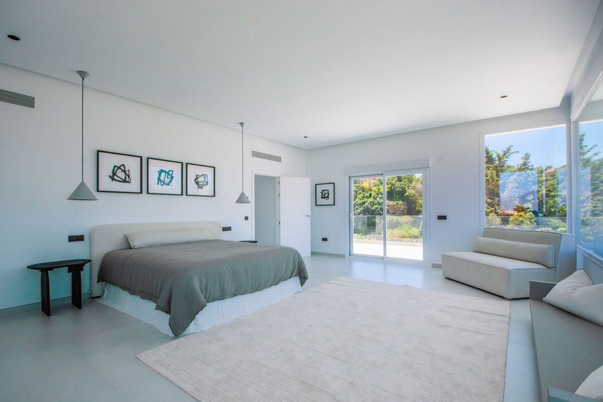 4 Bedroom Villa in Marbella - Photo 17