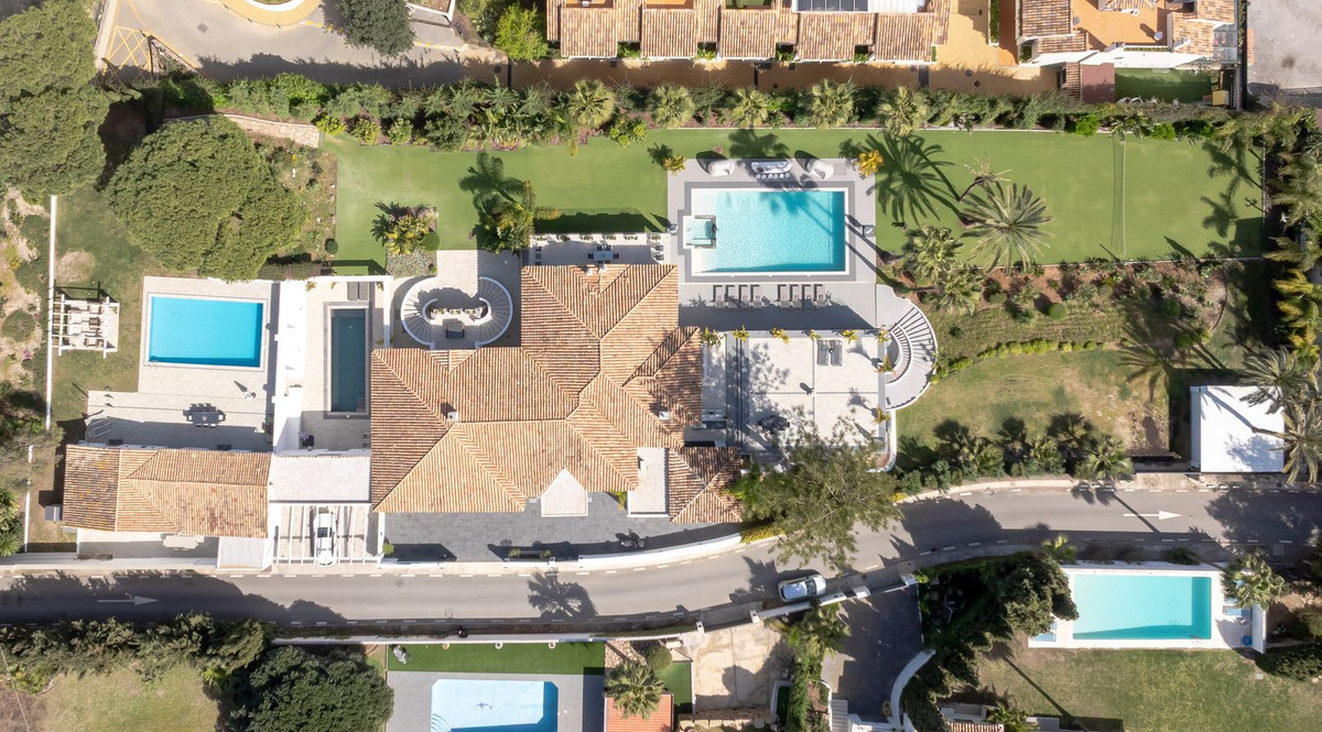 6 Bedroom Villa in Estepona - Photo 4