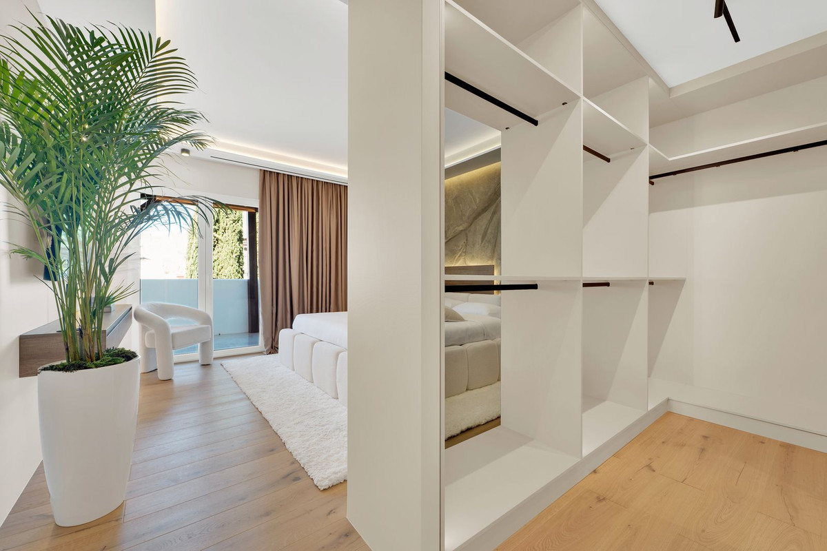 3 Bedroom Apartment in Marbella - Photo 10