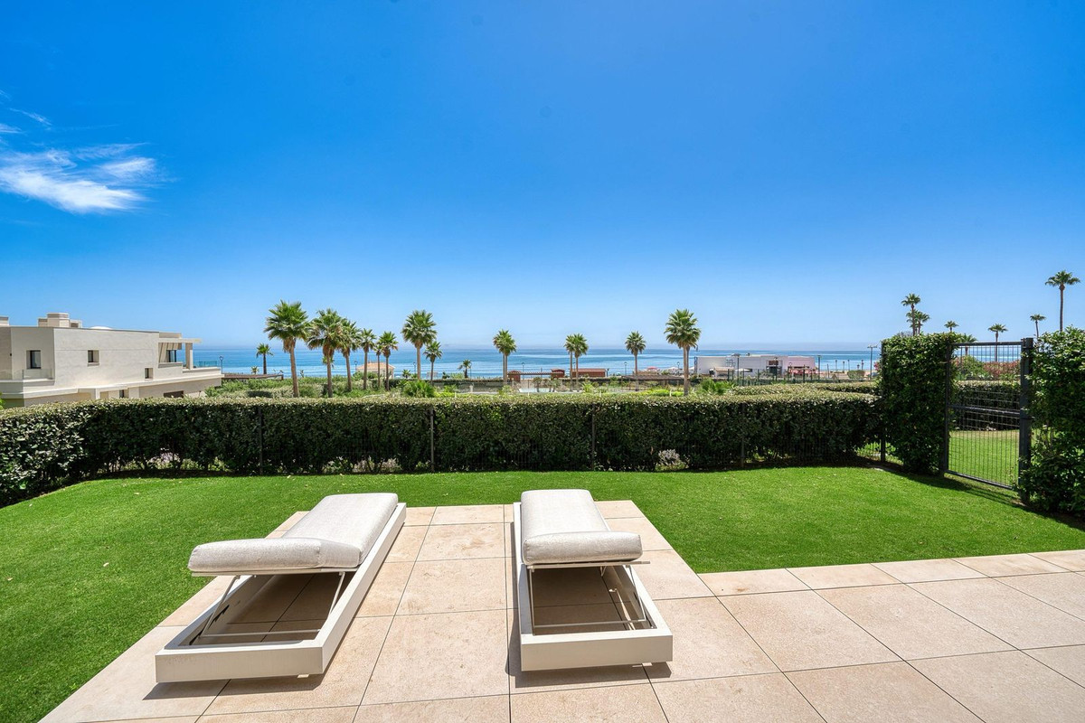 3 Bedroom Apartment in Estepona - Photo 3