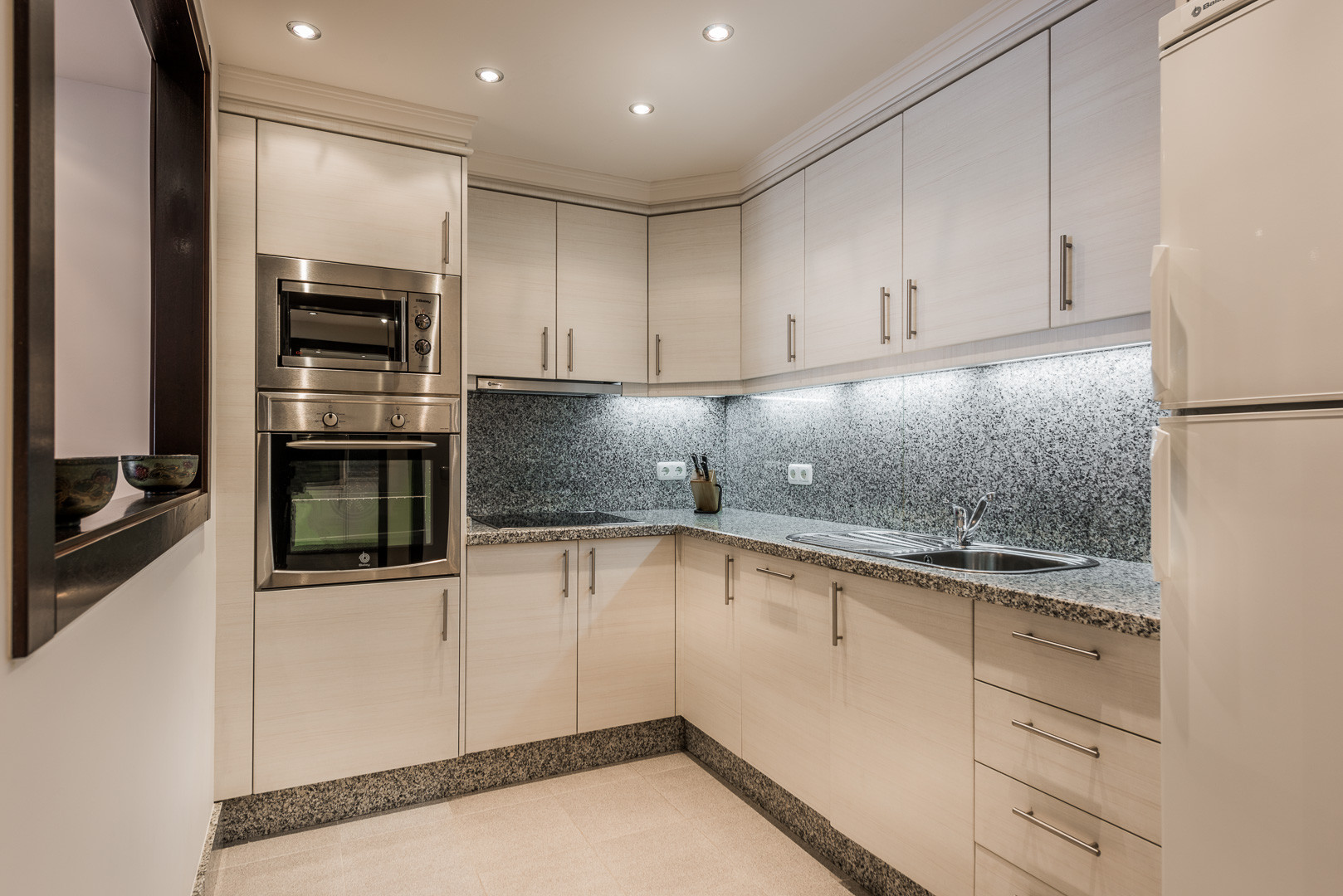 1 Bedroom Apartment in Marbella - Photo 4