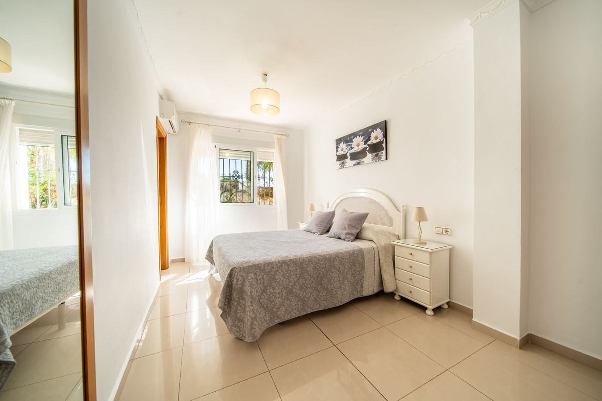 4 Bedroom Villa in Fuengirola - Photo 23