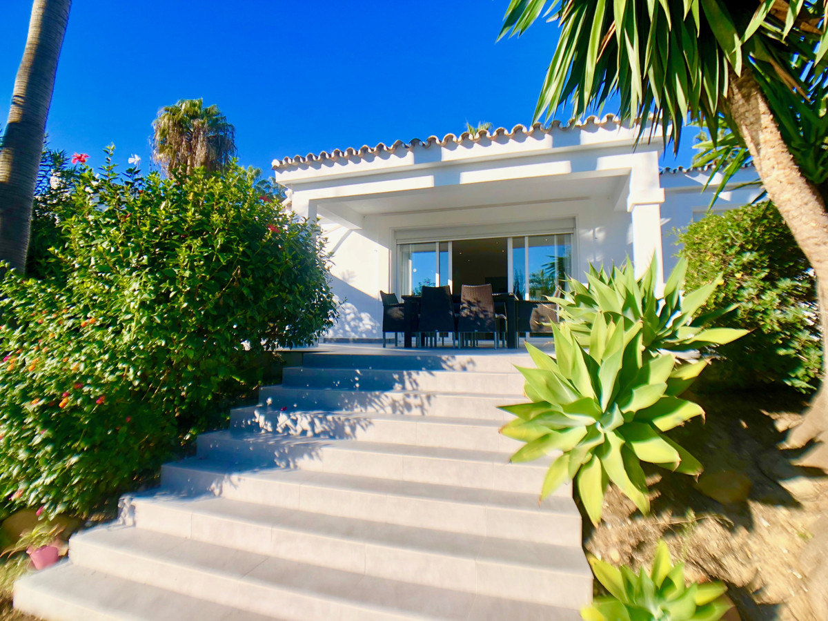 4 Bedroom Villa in Estepona - Photo 27