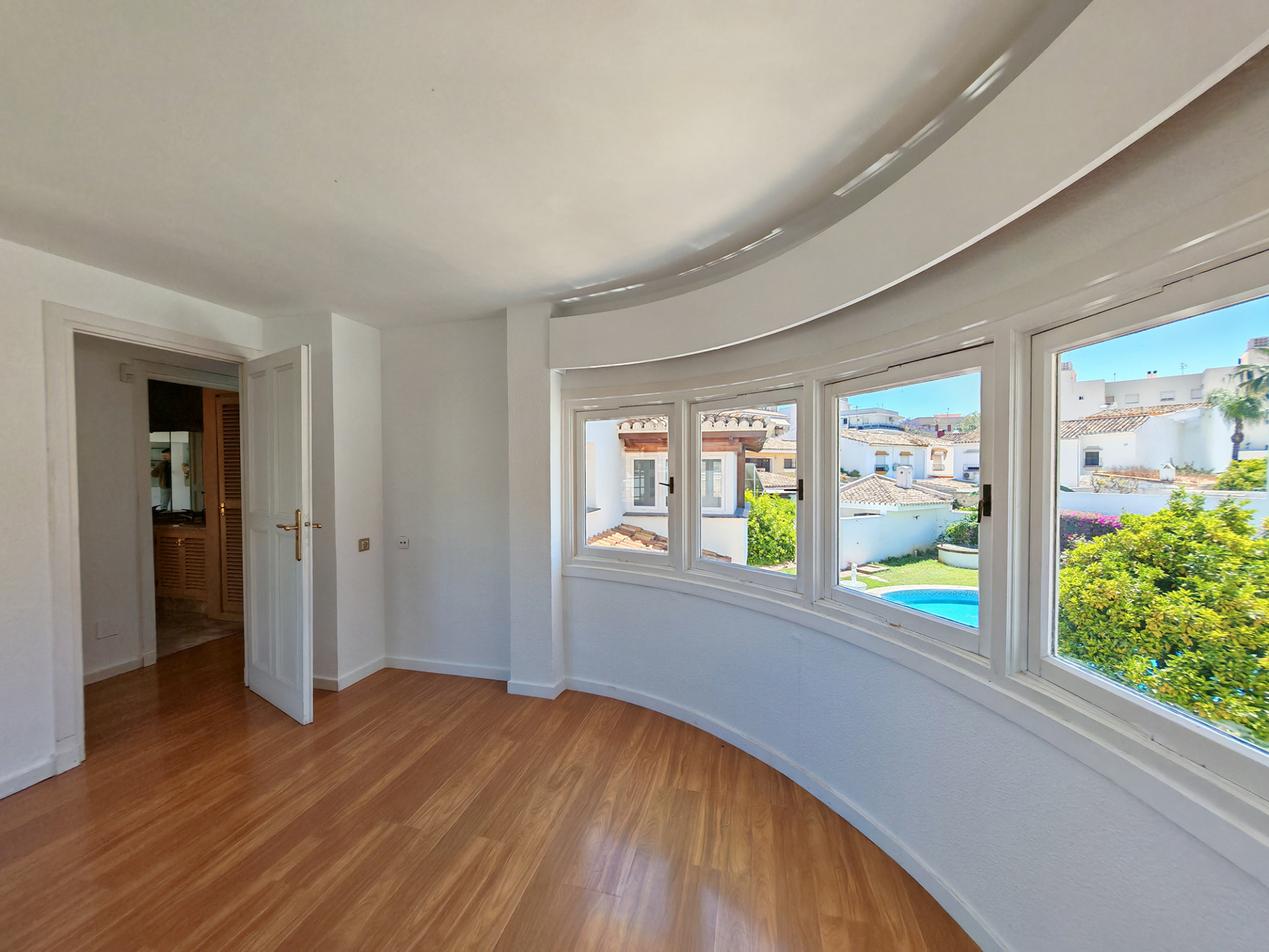 4 Bedroom Villa in Fuengirola - Photo 10