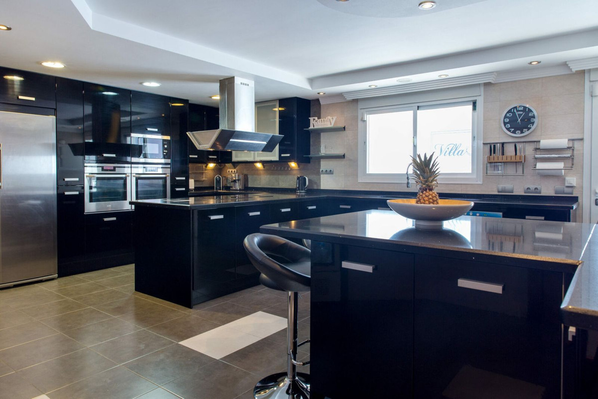 8 Bedroom Villa in Marbella - Photo 11