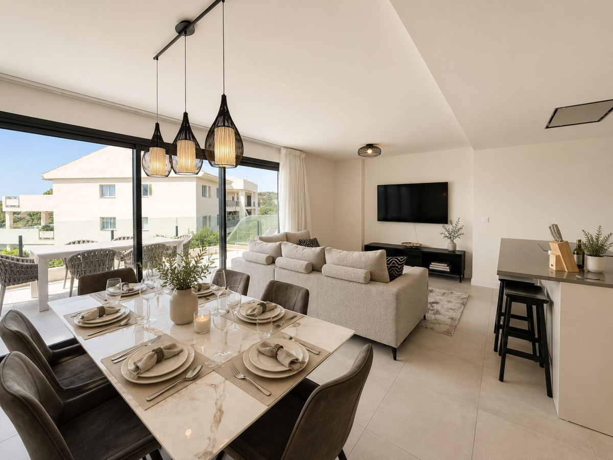 3 Bedroom Apartment in Estepona - Photo 2