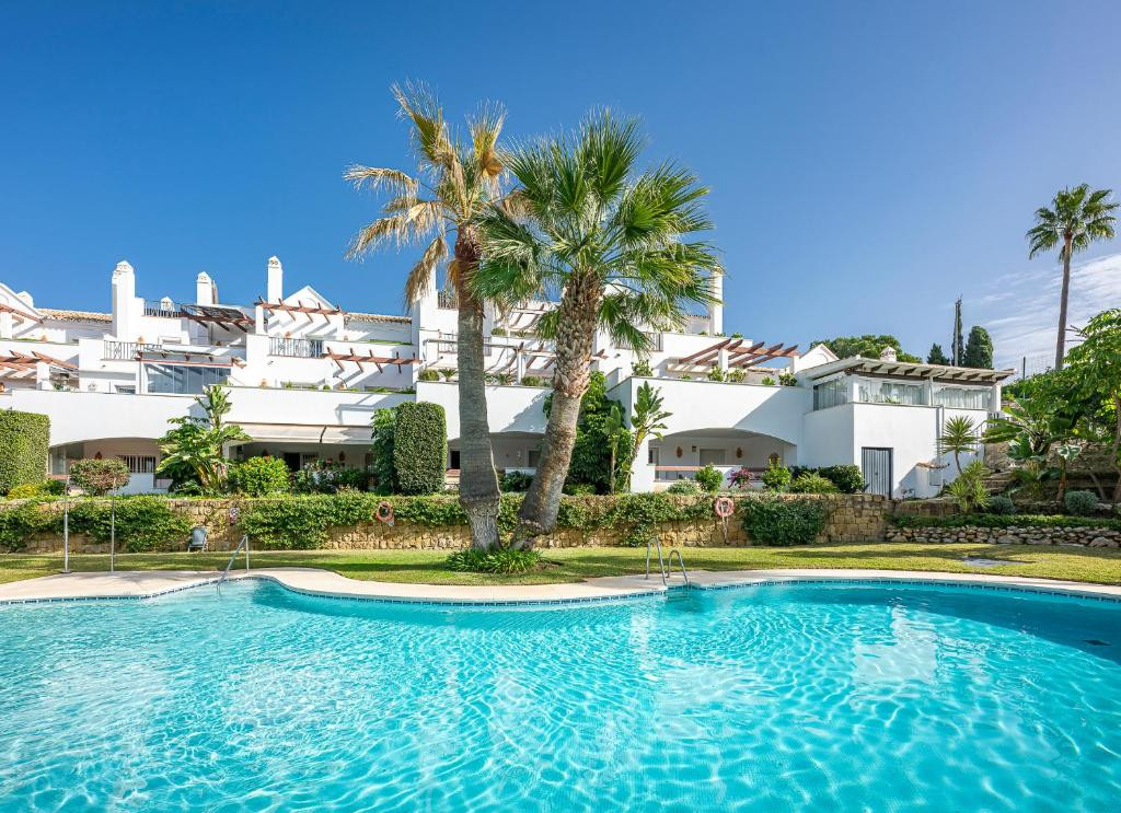 2 Bedroom Apartment in Marbella - Photo 2