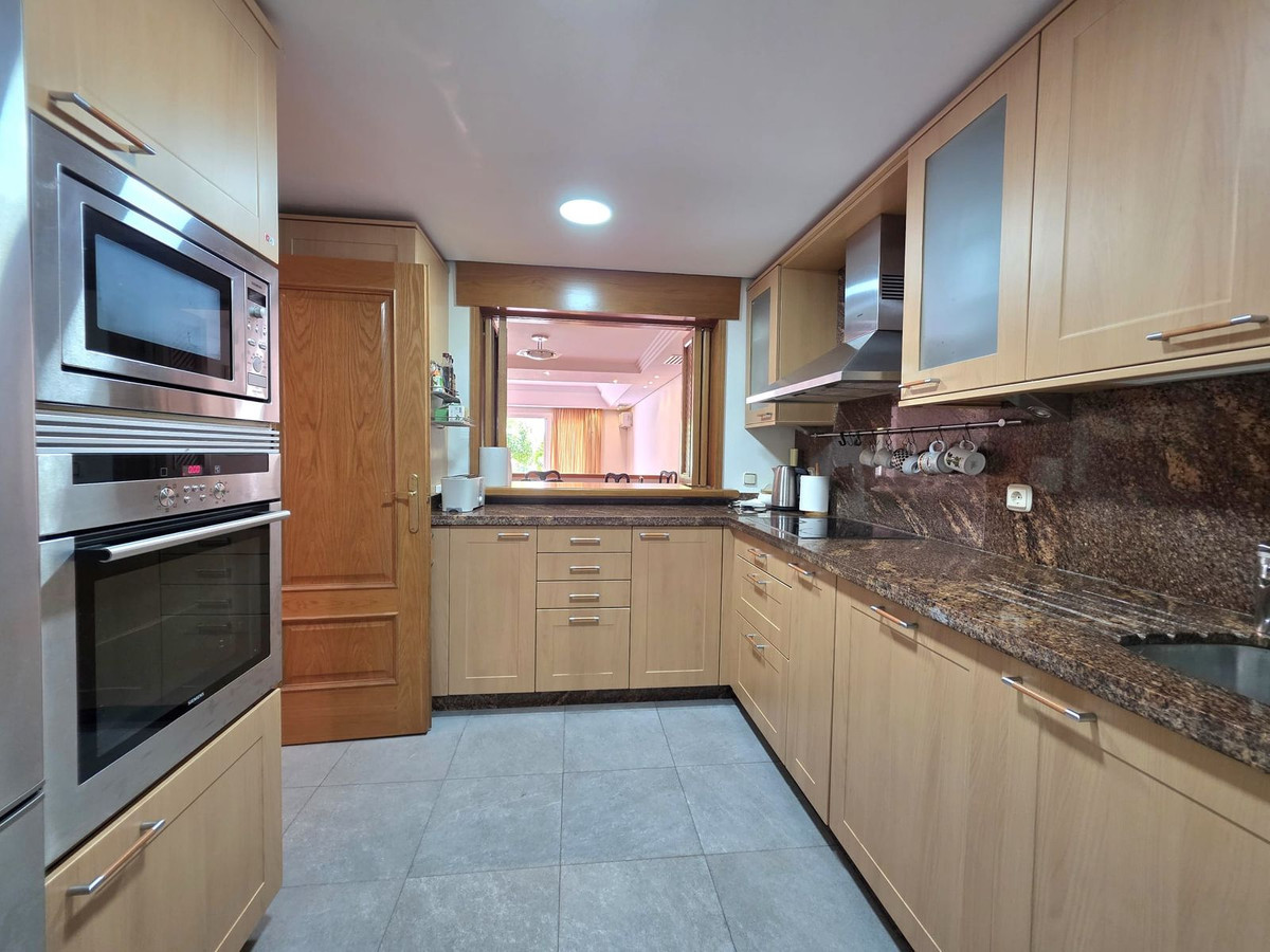 3 Bedroom Townhouse in Estepona - Photo 10