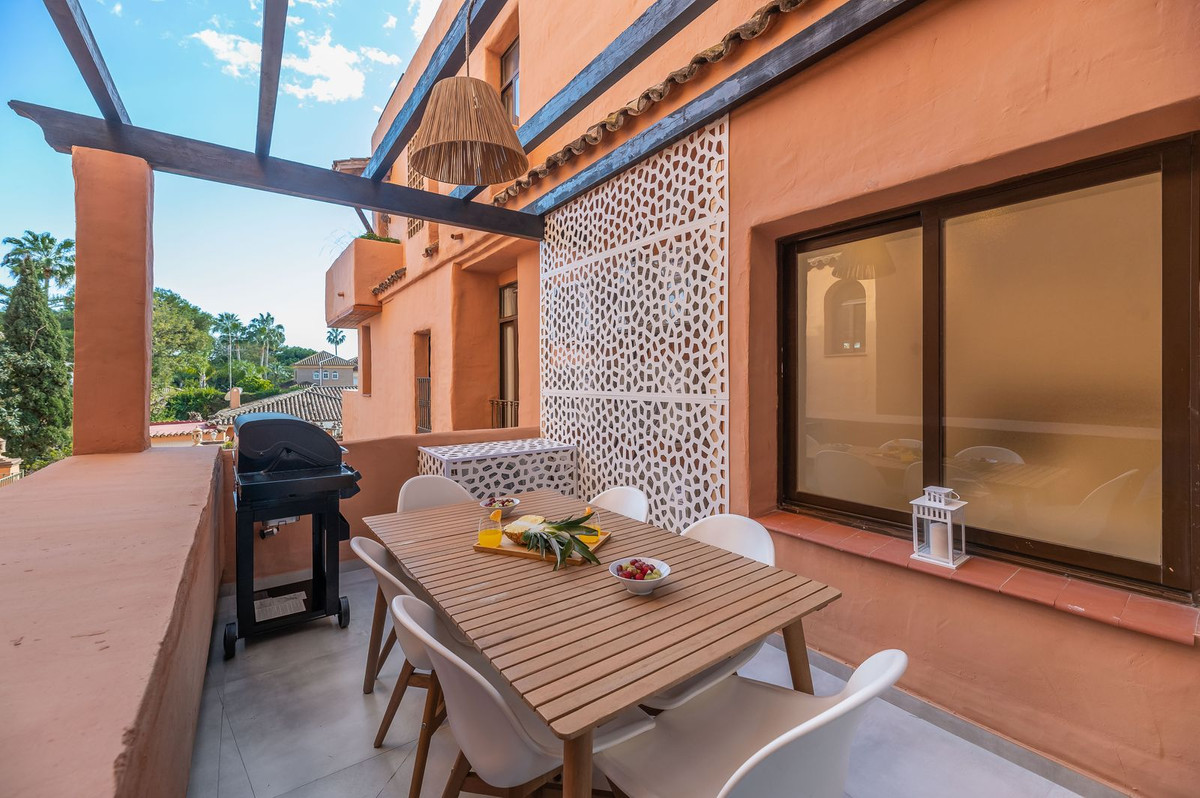 5 Bedroom Apartment in Estepona - Photo 2